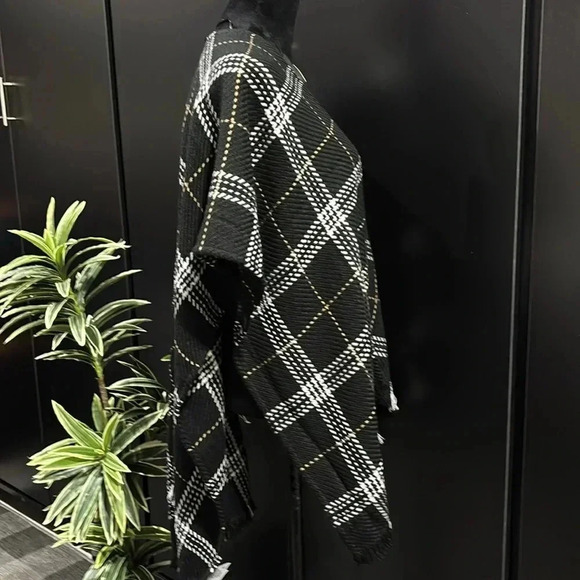 LOFT Knit Wrap Black/White/Tan plaid,Fall/winter warmth - Picture 4 of 11